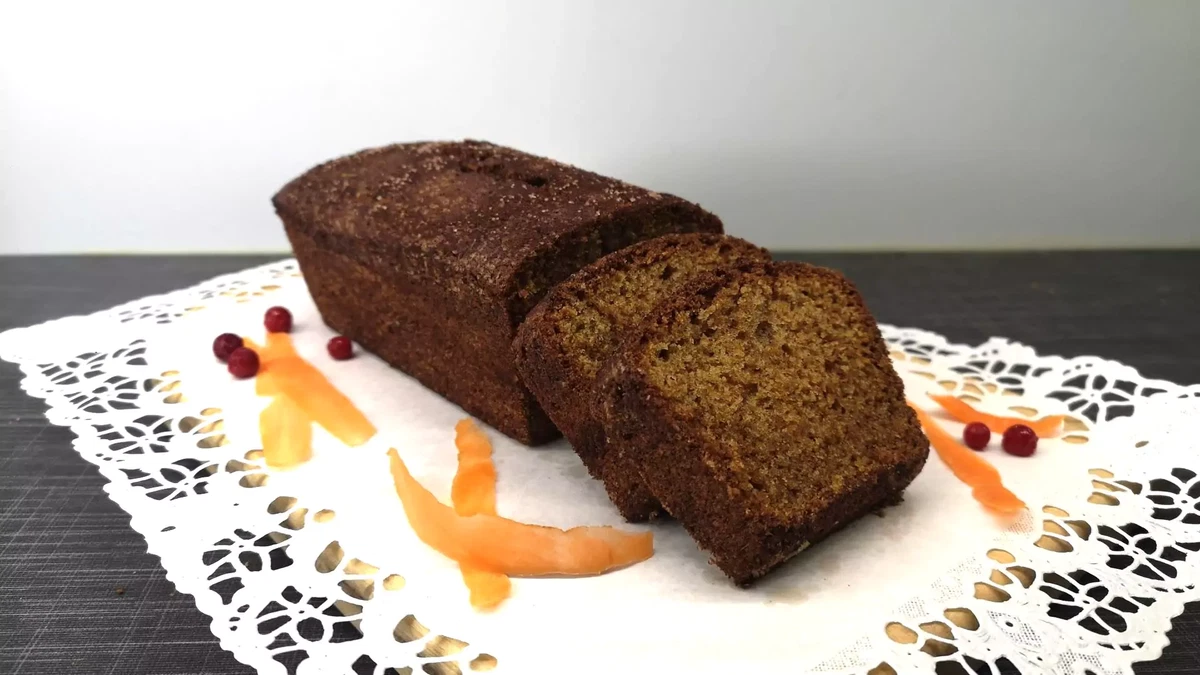 Carrot cake with lingonberry