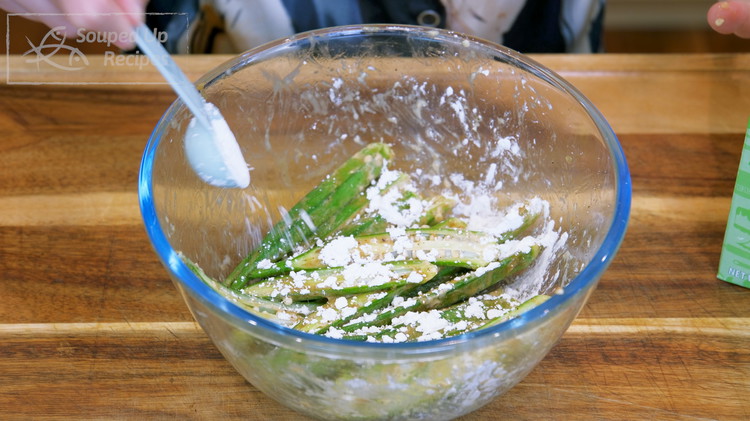 Image of Sprinkle 4 Tbsps of cornstarch in batches and stir thoroughly. The sticky liquid will ensure the cornstarch clings evenly onto the okra surface.