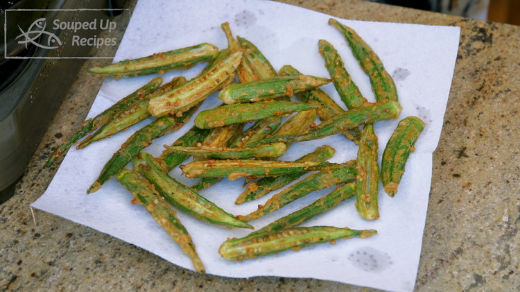 Image of Remove the okra from the oil and use kitchen paper to absorb the excess grease.