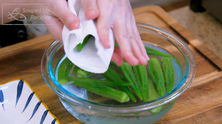 Image of Take the okra out of the ice water and dry them with paper towels before plating. Otherwise, the excess liquid will dilute the dipping sauce.