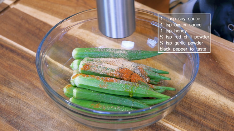 Image of Season the okra with 1 tbsp of soy sauce, 1 tsp of oyster sauce, 1 tsp of honey, 1/2 tsp of red chili powder, 1/4 tsp of garlic powder, and some black pepper to taste. Mix well.