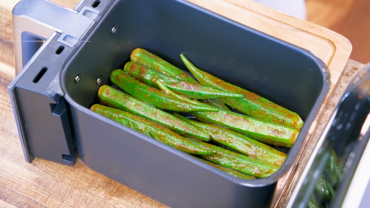 Image of You don’t need to pre-heat the air fryer. Just add the okras into the basket and arrange them to make sure they don’t stack on top of each other. Otherwise they don’t cook evenly.