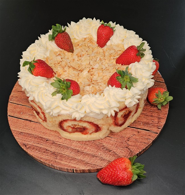 Image of rafinierte Erdbeertorte mit Biskuitrollen