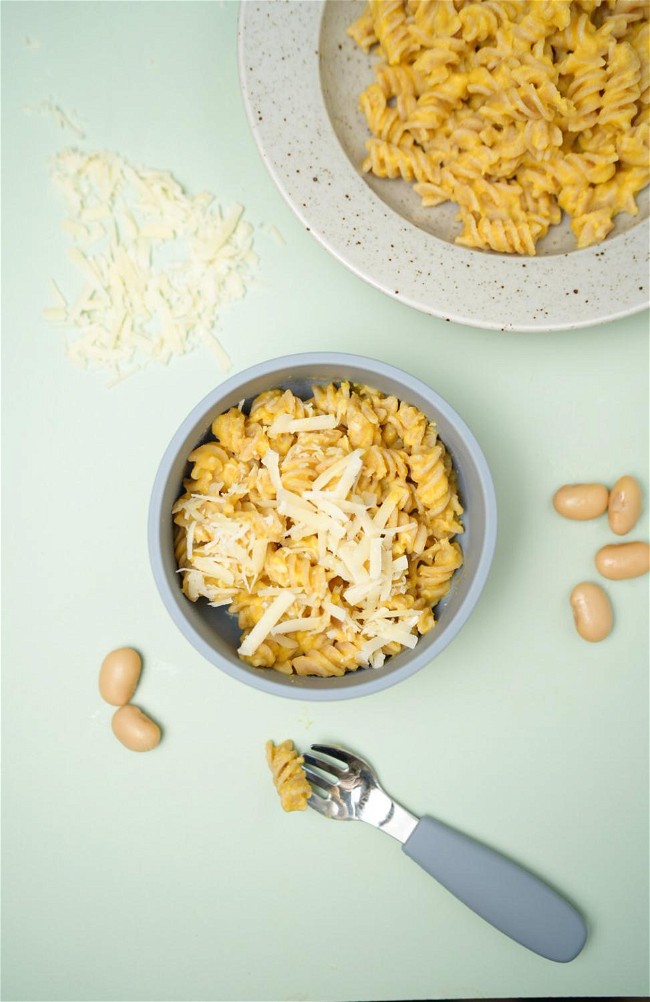 Image of Mac and cheese med grönsaker och bönor