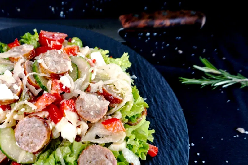 Salat mit Dönerbratwurst | Deftiges Bratwurstsalat Rezept