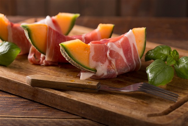 Image of Gustosi Bocconi di Melone e Prosciutto