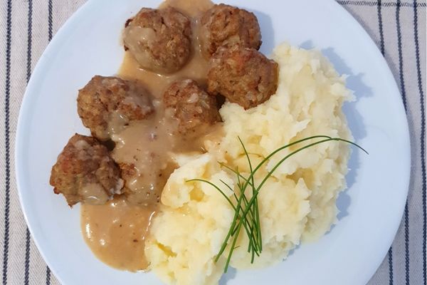 Finnish Meatballs with Brown Sauce and Potato Mash (Lihapullat, ruskea kastike ja perunamuusi)