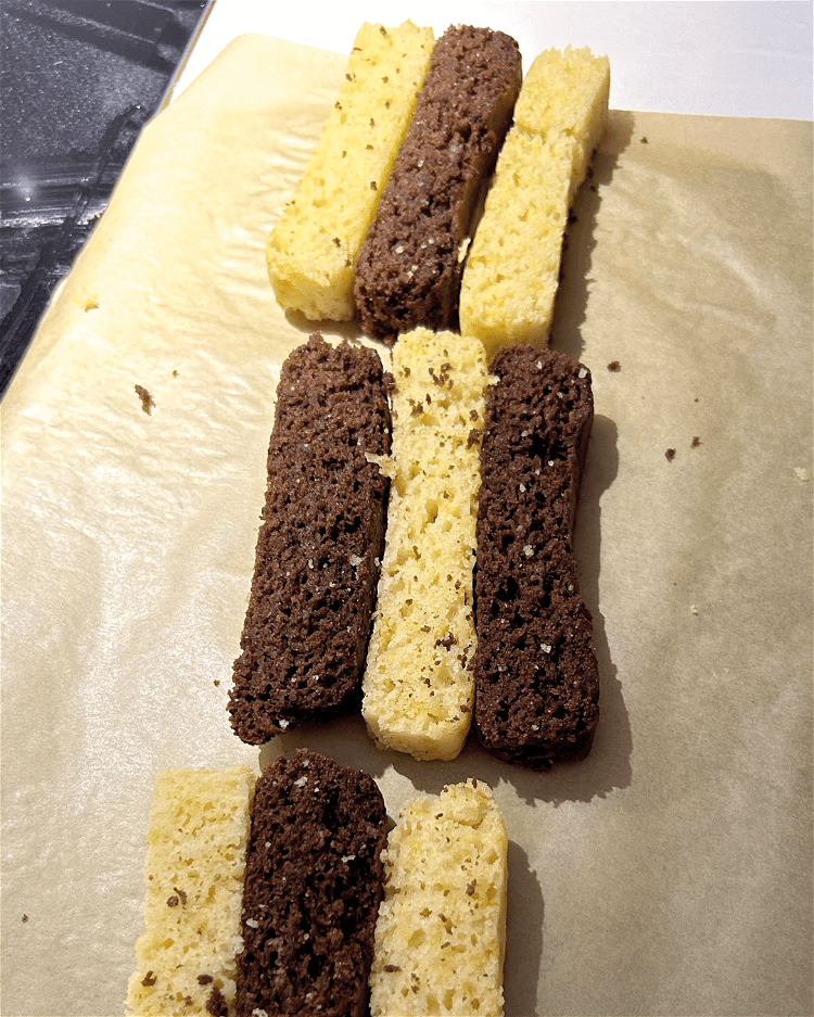 Image of Intercalar os fatias de bolo amarelo com as de bolo...