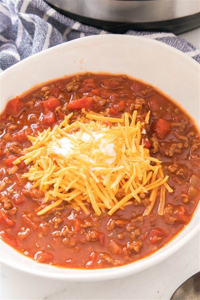 bowl of keto chili topped with sour cream and cheese