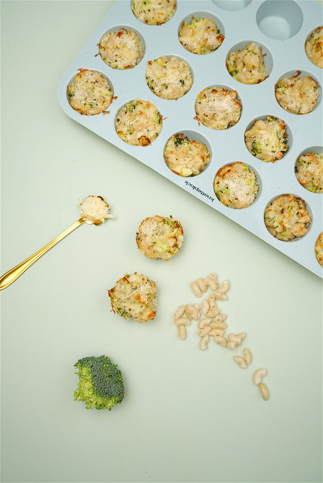 Image of Mac and cheese-muffins med broccoli 