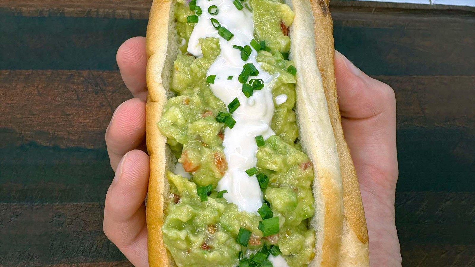 Image of El Guac Ranchero: l’hot dog gourmet con salsa ranch e guacamole fatte in casa