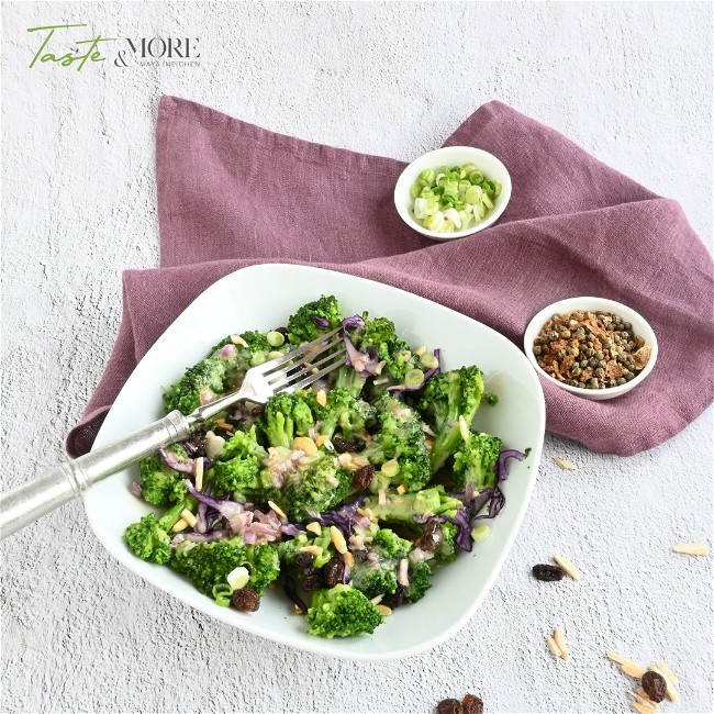 Image of Broccoli-Rotkohlsalat mit Orangen Pfeffer