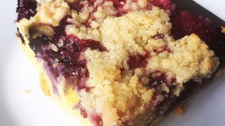 Image of Beerenkuchen mit Streusel