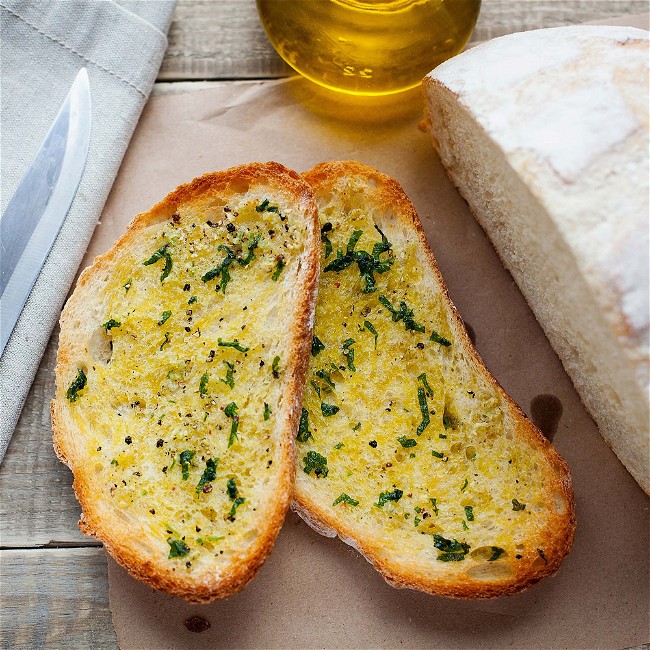 Image of Getoastetes Brot mit Olivenöl, Knoblauch und Tomate