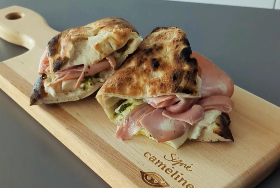 Sandwich à la mortadelle et au pesto au basilic et caméline