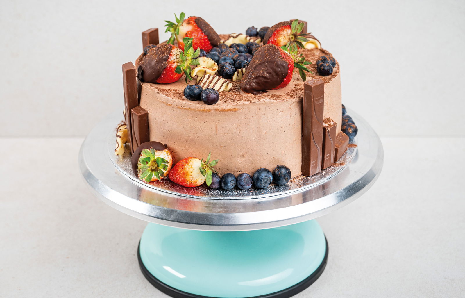 Schokoladen Geburtstagskuchen Mit Erdbeeren Schokoladen Geburtstagskuchen Mit Erdbeeren