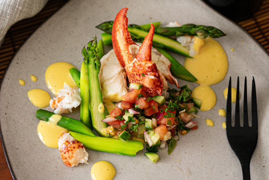 Salade d'asperges, homard, sauce à la caméline et émulsion aux carapaces