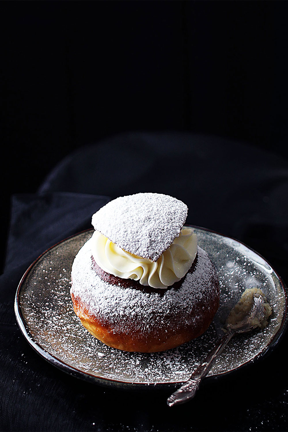 Semlor, panini svedesi ripieni di crema e panna