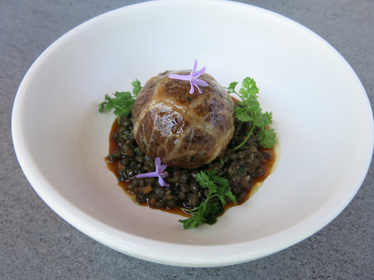 venison crépinette with french style fine green lentils