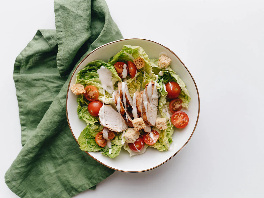 Ensalada césar con pechugas de pollo marinadas
