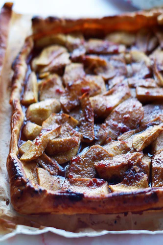 Tarte rustique feuilletée aux pommes épicées