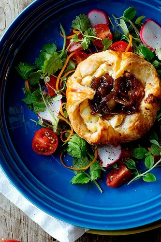 Tartaletas de queso cabra y cebolla balsámica caramelizada