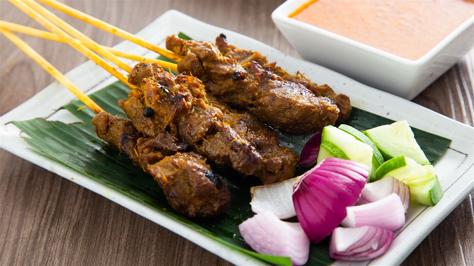 Image of Brochettes de poulet Satay avec une sauce cacahuète