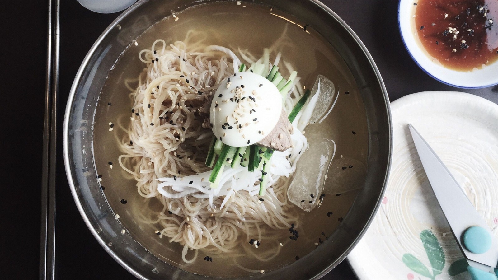 Image of Soupe Froide Coréenne aux Nouilles (Naengmyeon)