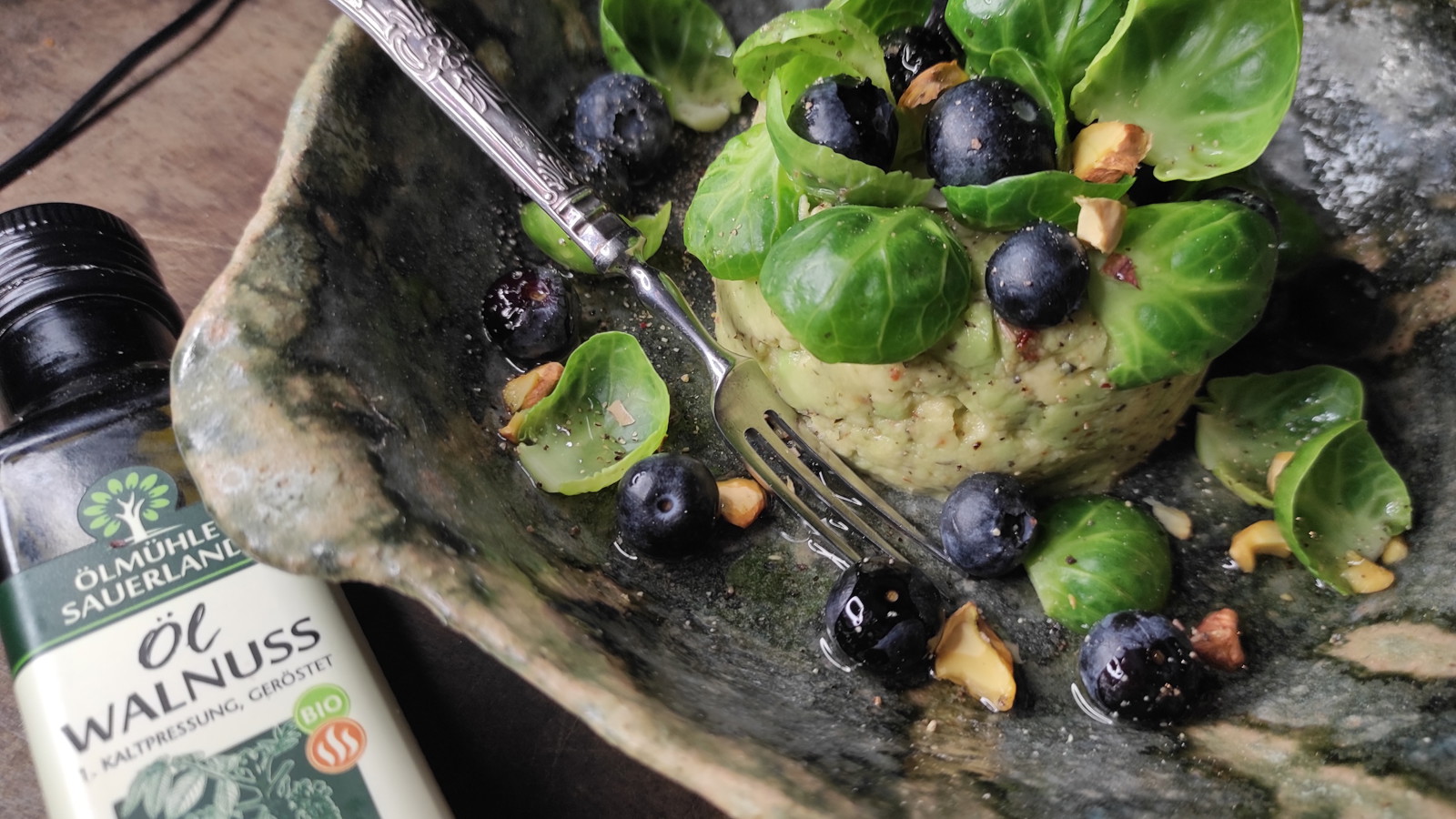 Image of Avocado-Rosenkohl-Türmchen mit Blaubeeren und Pistazien