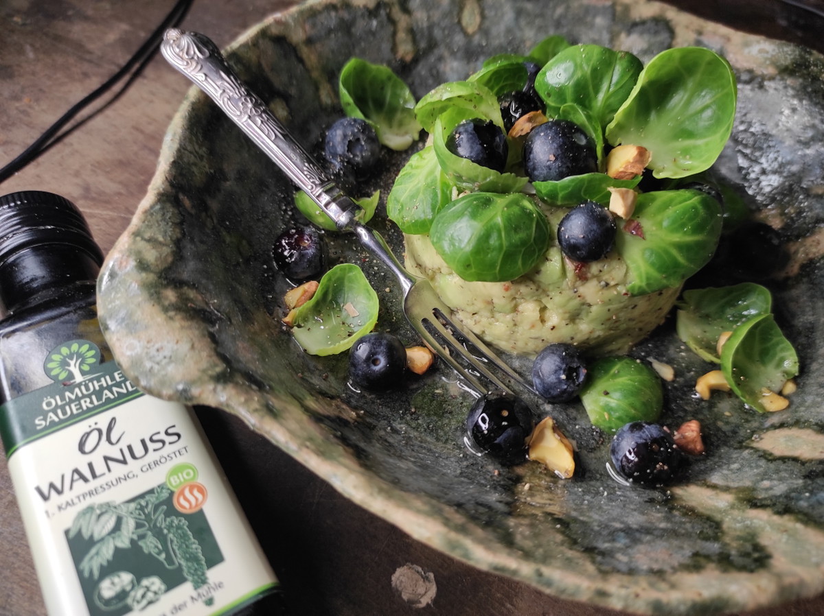 Avocado-Rosenkohl-Türmchen mit Blaubeeren und Pistazien
