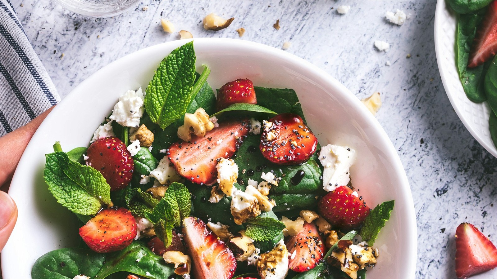 Image of Spinach strawberry salad with walnuts