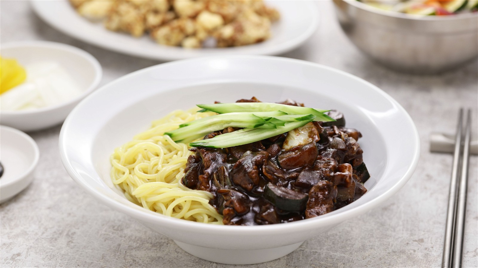 Image of Nouilles à la sauce aux haricots noirs (Jajangmyeon)