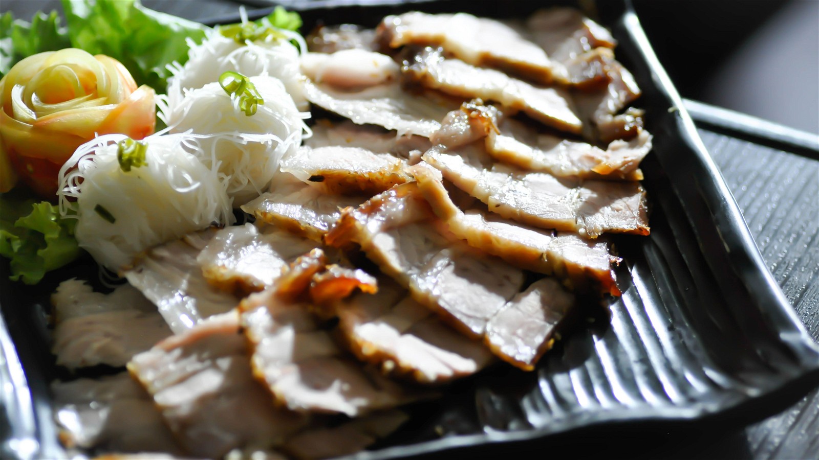 Image of Vermicelles de riz aux tranches de porcs croustillants (BÁNH HỎI)