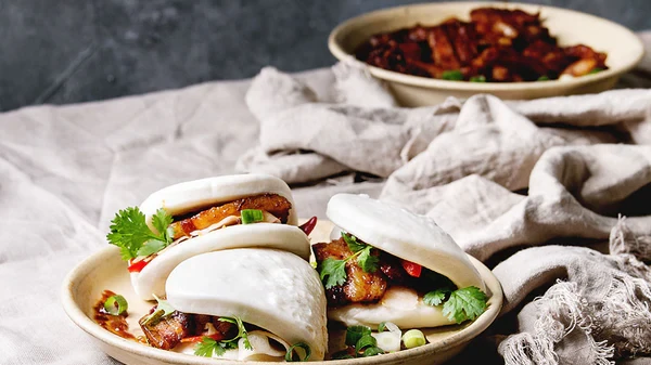 Image of Gua-bao: pan chino al vapor relleno de pato y cebolla caramelizada