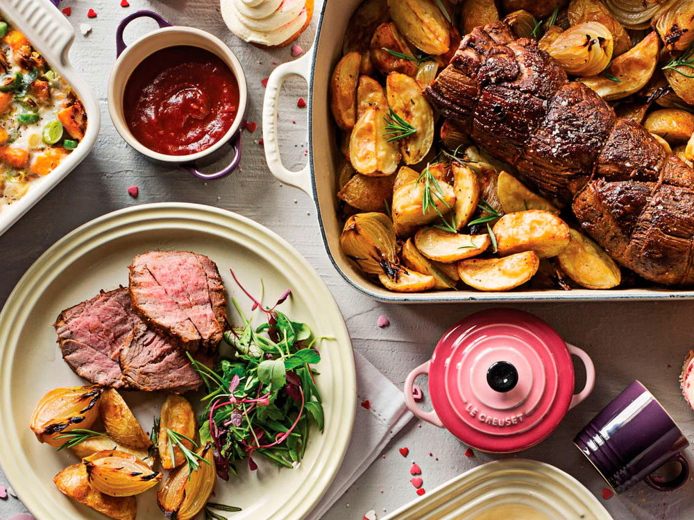 Filet de boeuf avec sauce barbecue maison, pommes de terre rôties et oignon caramélisé