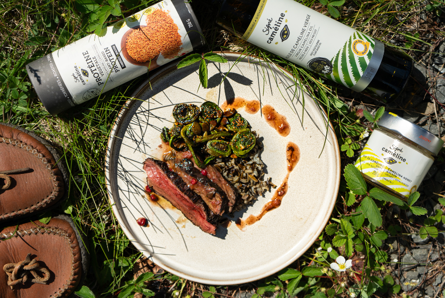 Steak d'orignal, riz sauvage, têtes de violon et sauce aux airelles et à la rhubarbe