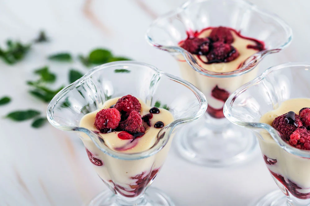 Vasos de Crema de Vainilla con frutos rojos