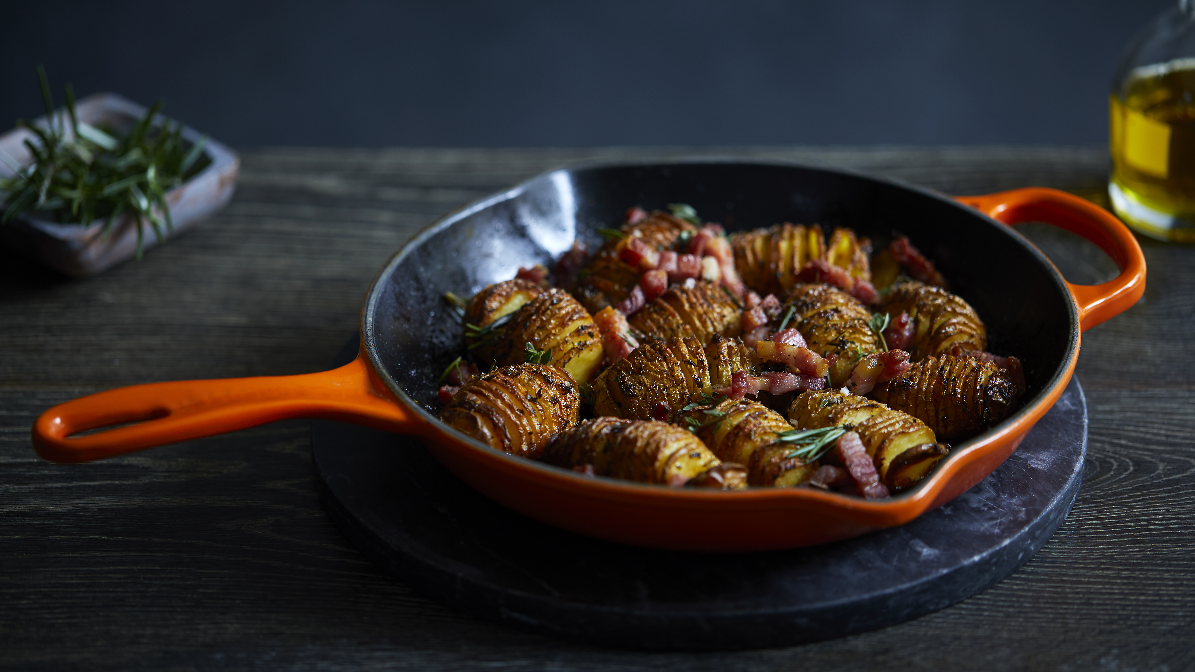 Image of Patatas asadas crujientes al estilo Hasselback con bacon