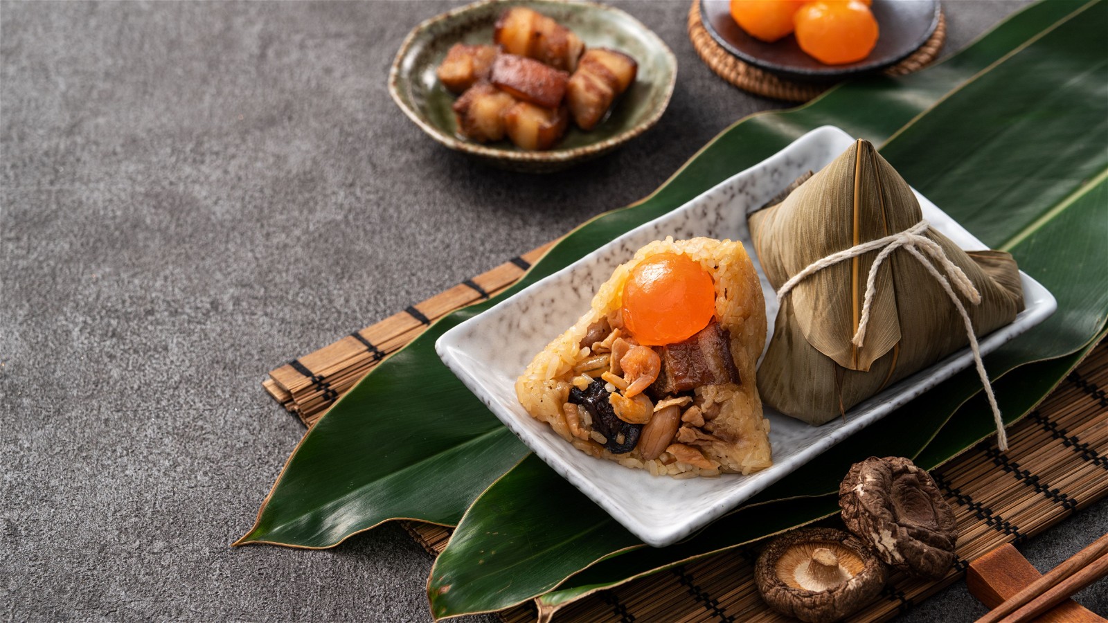 Image of Triangle de riz gluant au porc (Zongzi)