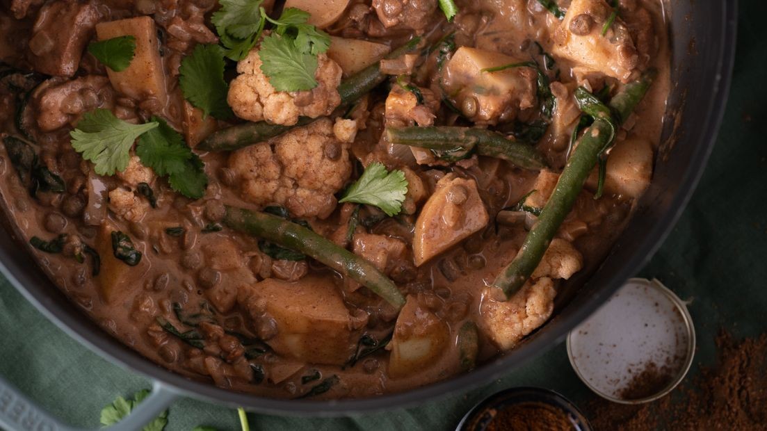 Image of Creamy coconut curry with greens, chicken and lentils 