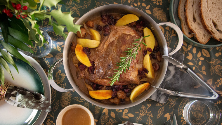 Gebratener Schweinebraten mit Äpfeln und getrockneten Cranberries