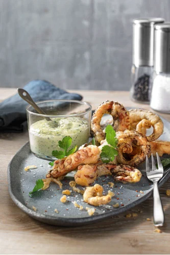 Delizie marine: Polpo in tempura con aioli al wasabi e coriandolo