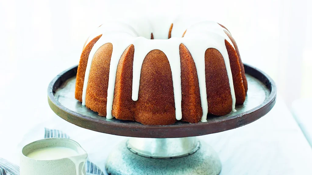 Image of Bundt Cake de leche condensada y vainilla con glaseado de queso crema