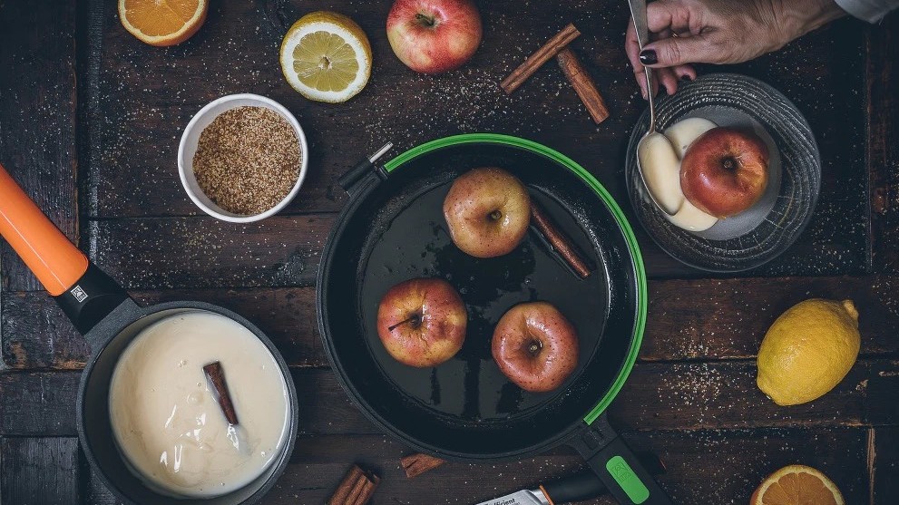 Image of Manzana asada con natillas en sartén