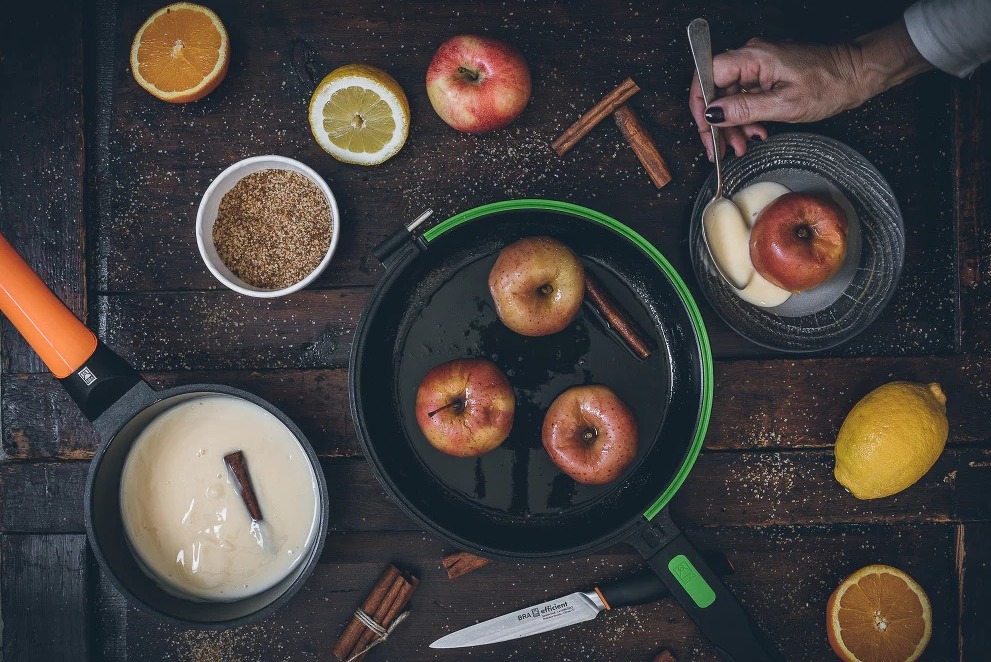 Gebratener Apfel mit Vanillepudding in der Pfanne