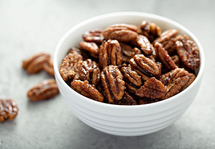 Como fazer nozes-pecã caramelizadas (nozes cristalizadas)
