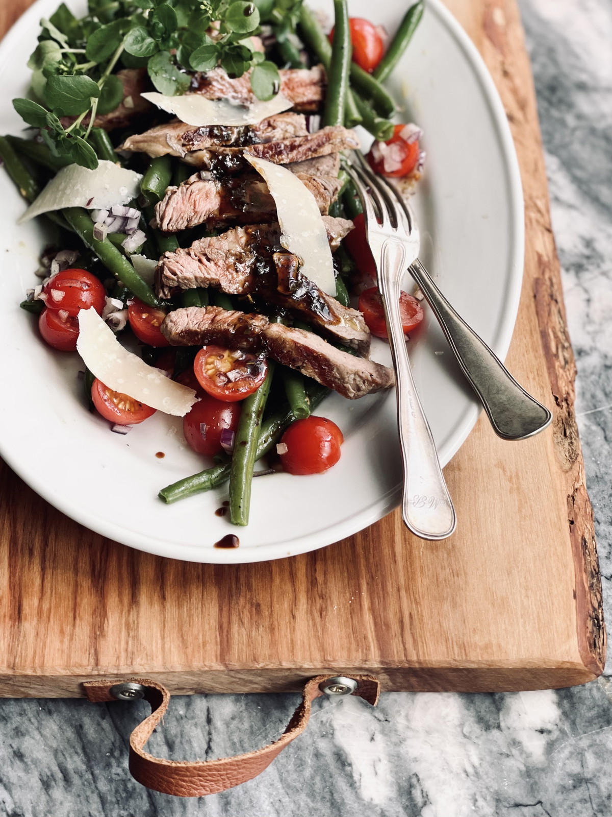 Steaksalat med grønne bønner og tomater