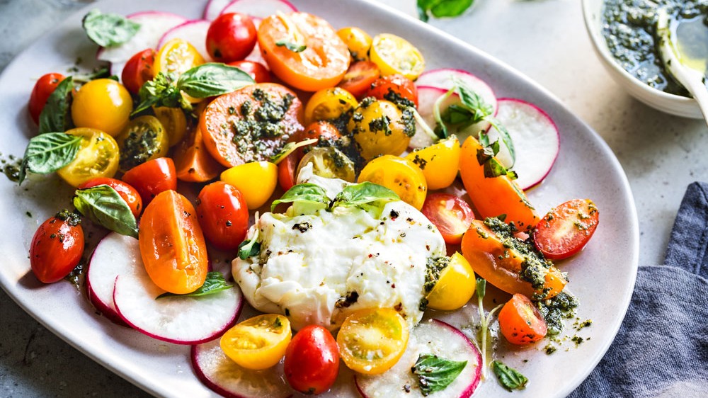 Image of Ensalada multicolor de burrata con tomates y pesto casero