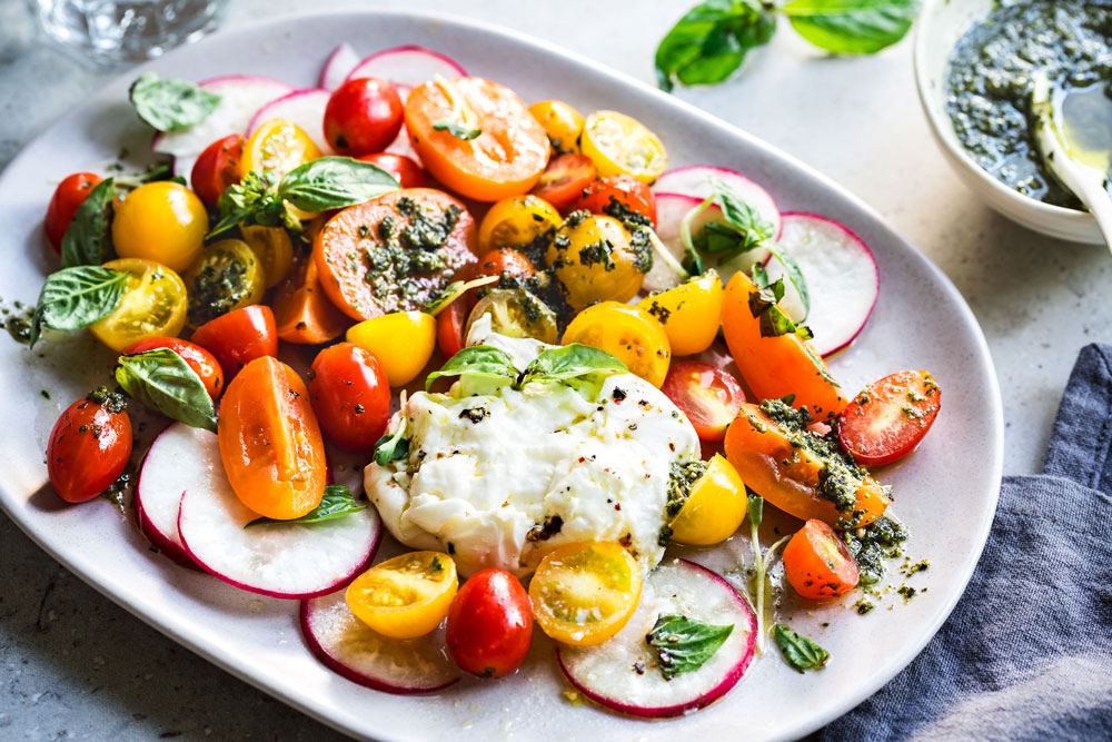 Insalata multicolore di burrata con pomodori e pesto fatto in casa