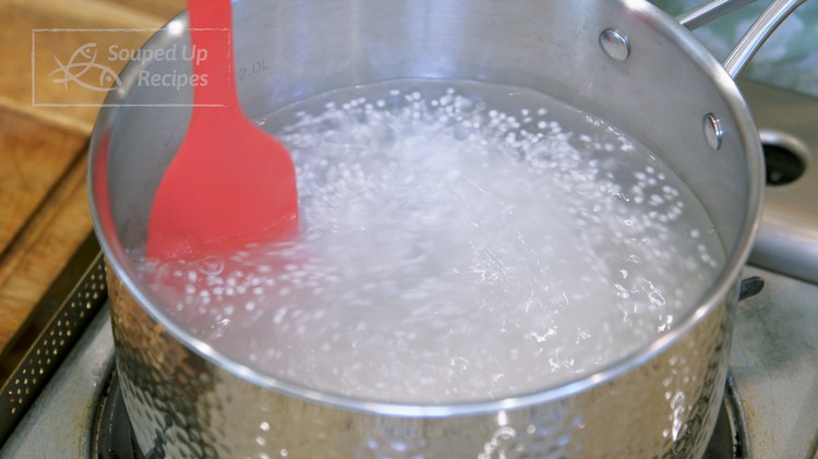 Image of The next day, bring 1.5 liters of water to a boil and add the tapioca pearls. Switch the heat to medium and let them cook without the lid for 10 minutes. During which, stir gently once every 3 minutes to prevent the pearls from sticking to the bottom.